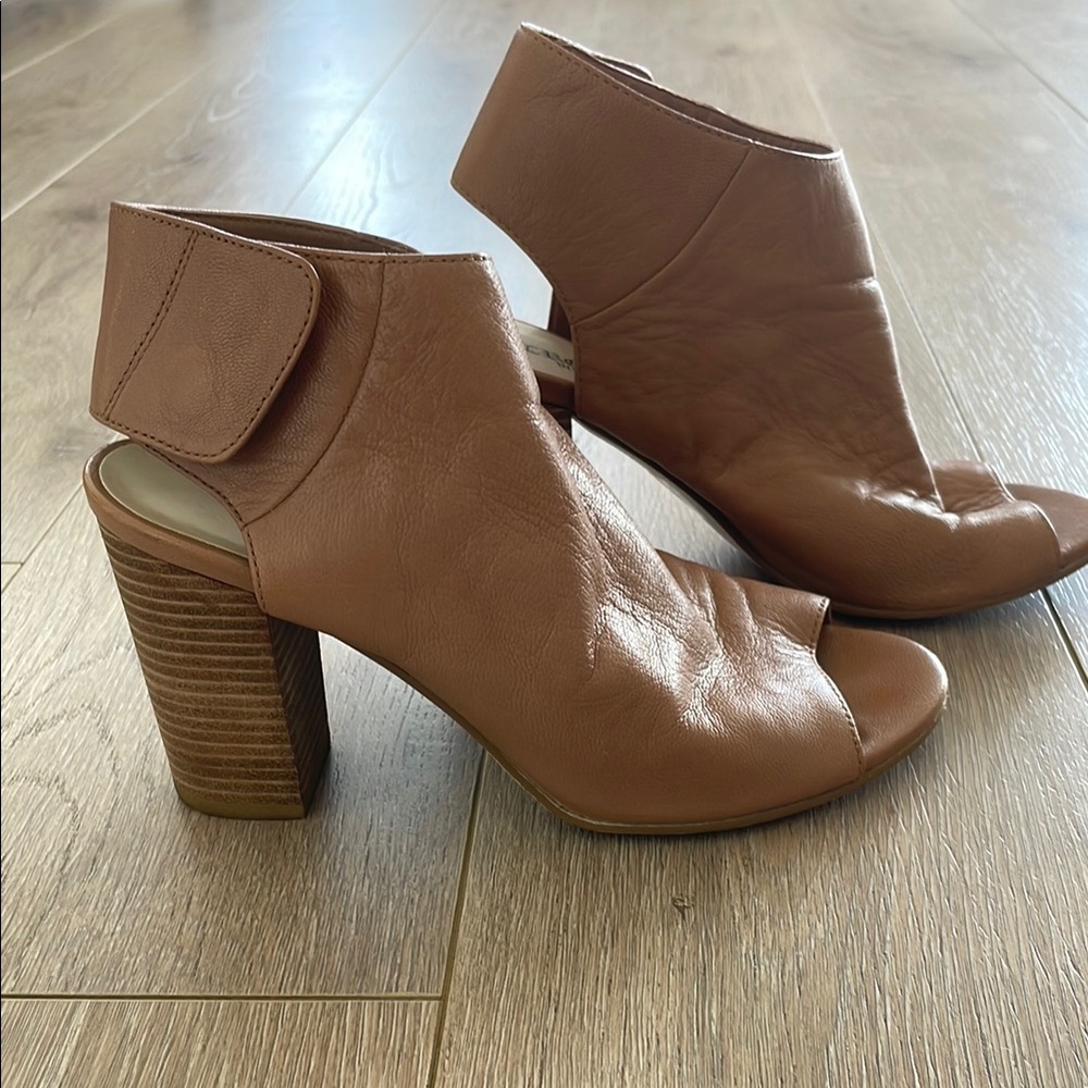 Crown Vintage Tan Heels Peep-Toe Block